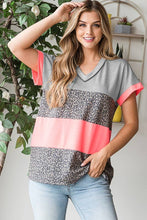 Load image into Gallery viewer, SOLID COLOR BLOCK AND ANIMAL TOP WITH STITCH - krisglamcloset