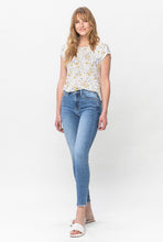 Load image into Gallery viewer, Judy Blue Women&#39;s Mid-Rise Vintage Wash Skinny Jeans
