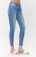 Load image into Gallery viewer, Judy Blue Women&#39;s Mid-Rise Vintage Wash Skinny Jeans
