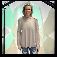 Load image into Gallery viewer, Soft Mélange Hacci Exposed Seam Hi-Low Tee - krisglamcloset
