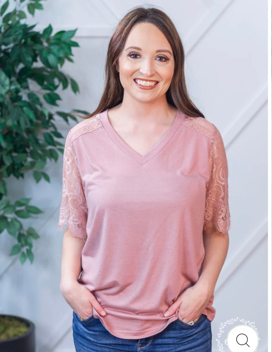 MONTANA MOON V-NECK LACE SHORT SLEEVE TOP IN MAUVE